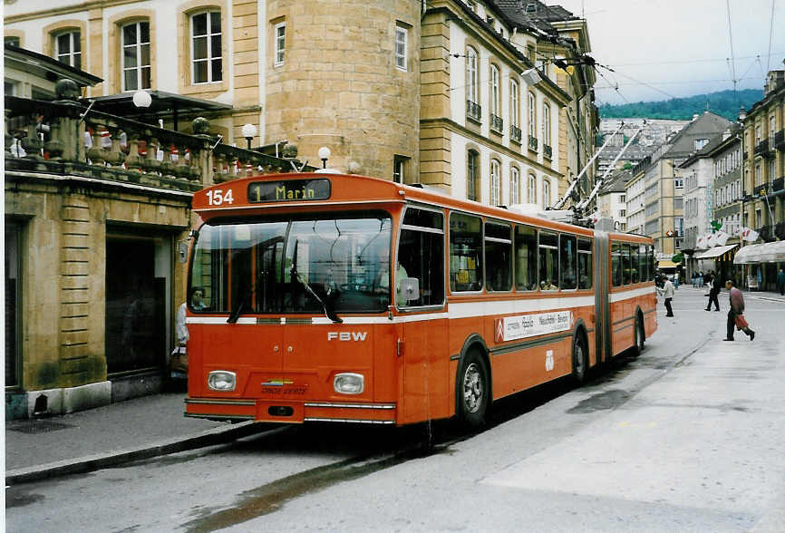 (047'301) - TN Neuch�tel - Nr. 154 - FBW/Hess Gelenktrolleybus (ex Nr. 54) am 16. Juni 2001 in Neuch�tel, Place Pury