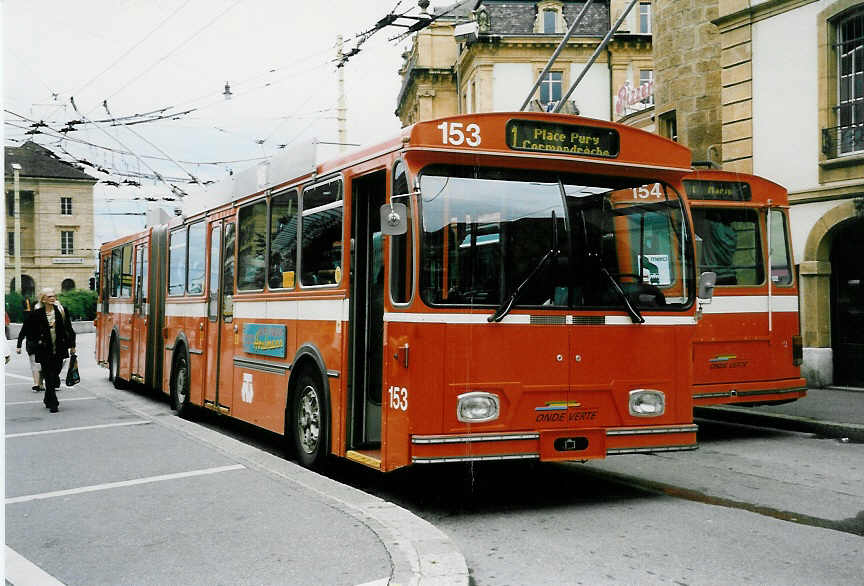 (047'302) - TN Neuch�tel - Nr. 153 - FBW/Hess Gelenktrolleybus (ex Nr. 53) am 16. Juni 2001 in Neuch�tel, Place Pury
