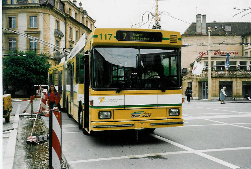 (047'310) - TN Neuch�tel - Nr. 117 - NAW/Hess Gelenktrolleybus am 16. Juni 2001 in Neuch�tel, Place Pury