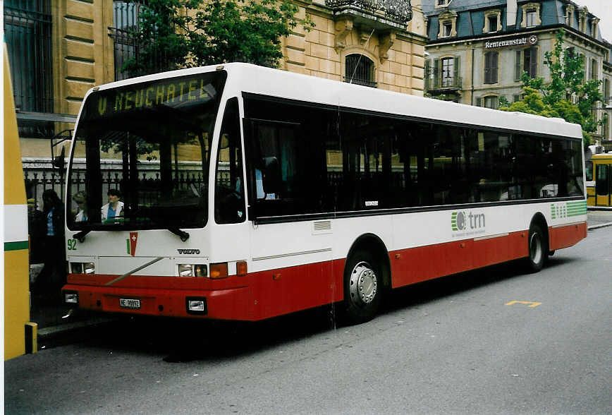 (047'320) - VR La Chaux-de-Fonds - Nr. 92/NE 98'892 - Volvo/Berkhof am 16. Juni 2001 in Neuch�tel, Place Pury