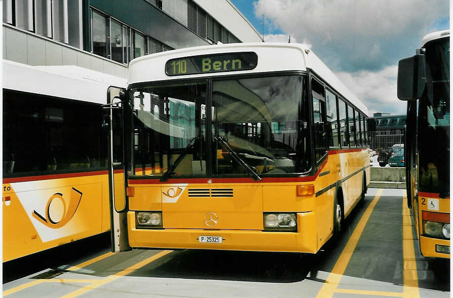 (048'015) - PTT-Regie - P 25'325 - Mercedes/R&J am 16. Juli 2001 in Bern, Postautostation