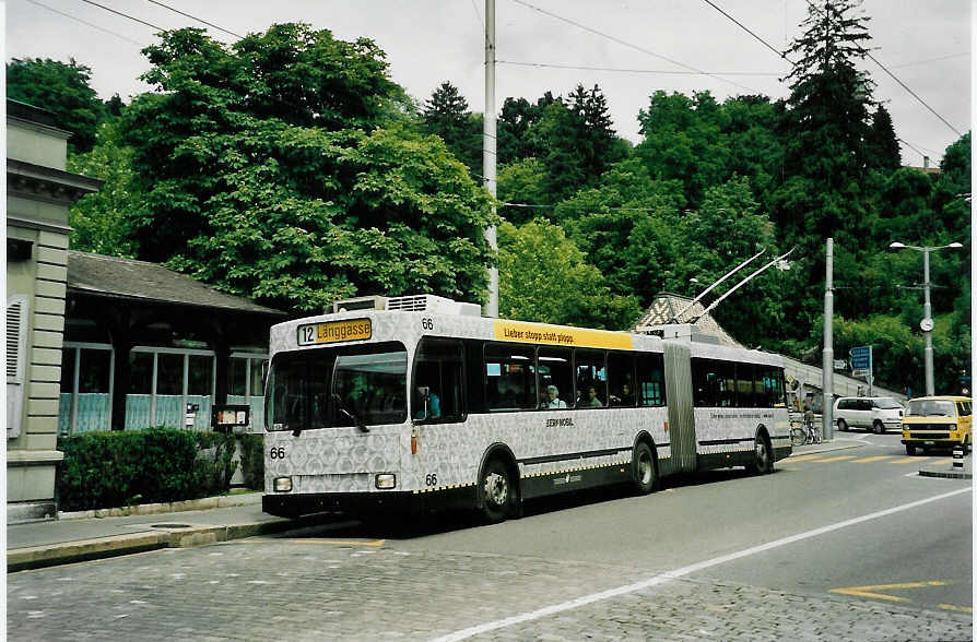 (048'027) - SVB Bern - Nr. 66 - Volvo/Hess Gelenktrolleybus am 16. Juli 2001 in Bern, B�rengraben