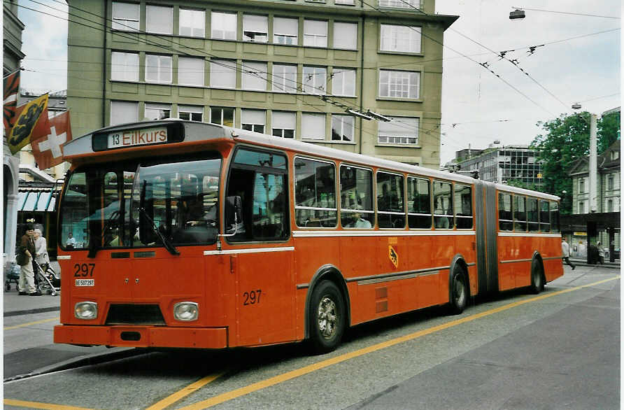 (048'120) - SVB Bern - Nr. 297/BE 507'297 - FBW/Hess (ex TPG Gen�ve Nr. 114) am 16. Juli 2001 beim Bahnhof Bern