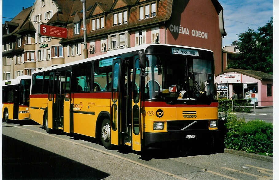 (048'210) - Br�ndli, Elfingen - Nr. 2/AG 17'892 - Volvo/Hess am 17. Juli 2001 beim Bahnhof Brugg