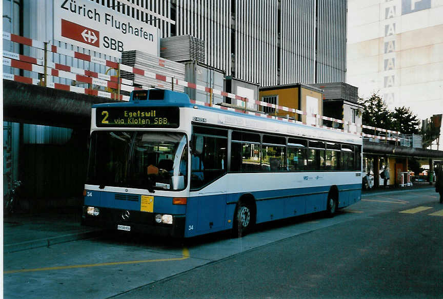 (048'613) - Maag, Kloten - Nr. 34/ZH 590'934 - Mercedes am 18. Juli 2001 in Z�rich, Flughafen