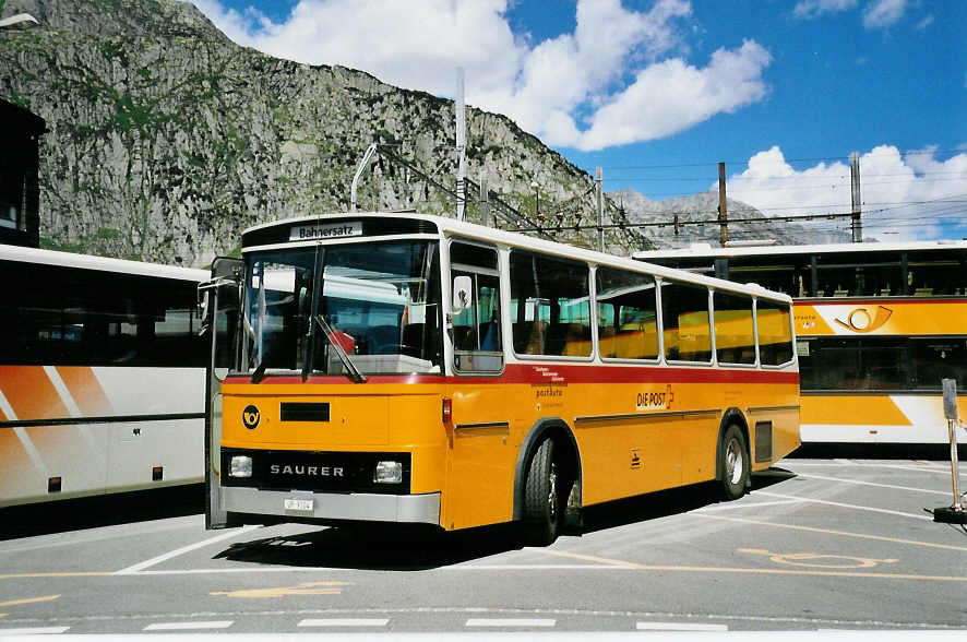 (048'713) - Mattli, Wassen - UR 9104 - Saurer/T�scher am 23. Juli 2001 beim Bahnhof Andermatt