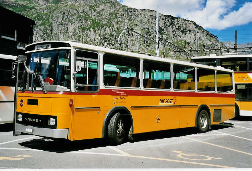 (048'714) - Mattli, Wassen - UR 9104 - Saurer/T�scher am 23. Juli 2001 beim Bahnhof Andermatt