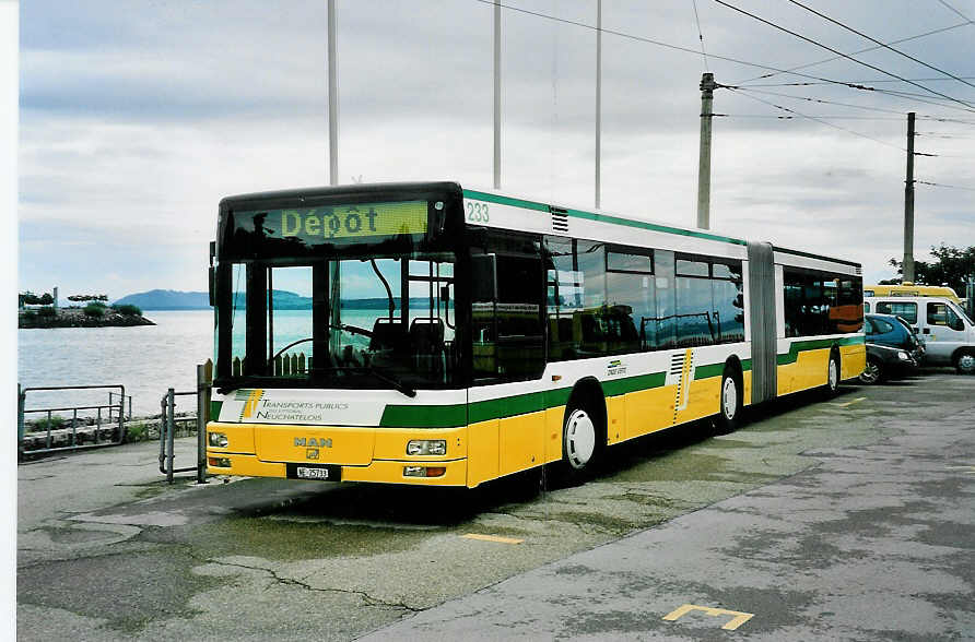 (048'804) - TN Neuch�tel - Nr. 233/NE 25'733 - MAN am 6. August 2001 in Neuch�tel, D�p�t