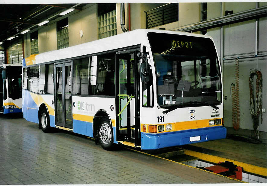 (048'903) - TC La Chaux-de-Fonds - Nr. 191/NE 71'191 - Volvo/Berkhof am 7. August 2001 in La Chaux-de-Fonds, D�p�t