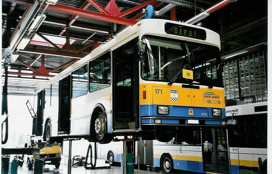 (048'910) - TC La Chaux-de-Fonds - Nr. 171/NE 67'590 - Volvo/R&J am 7. August 2001 in La Chaux-de-Fonds, D�p�t