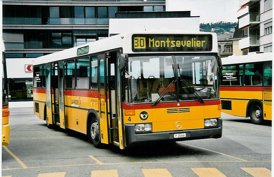 (048'919) - PTT-Regie - P 25'346 - Mercedes/R&J am 7. August 2001 beim Bahnhof Del�mont