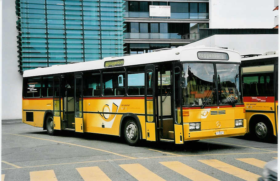(048'927) - PTT-Regie - P 25'307 - Mercedes/R&J am 7. August 2001 beim Bahnhof Del�mont