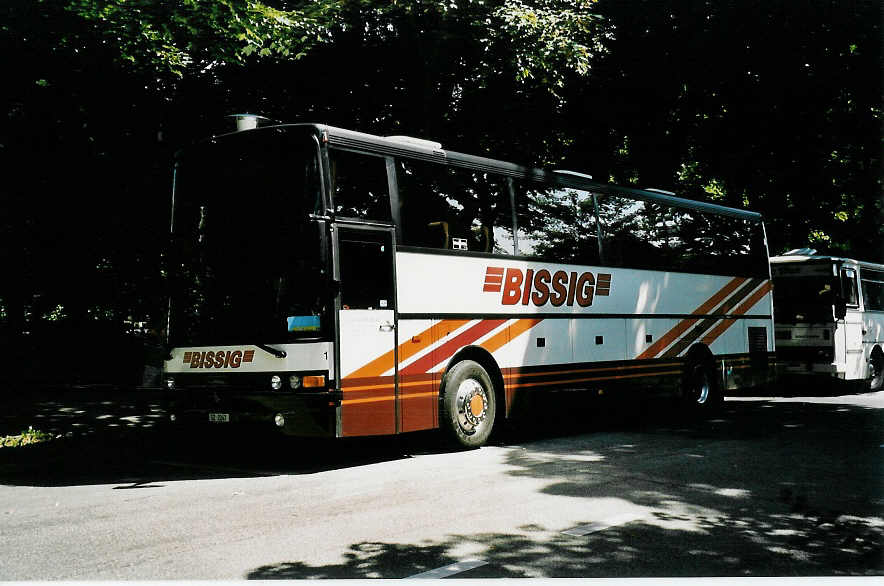 (049'036) - Bissig, Brunnen - Nr. 1/SZ 2247 - Van Hool am 18. August 2001 in Solothurn