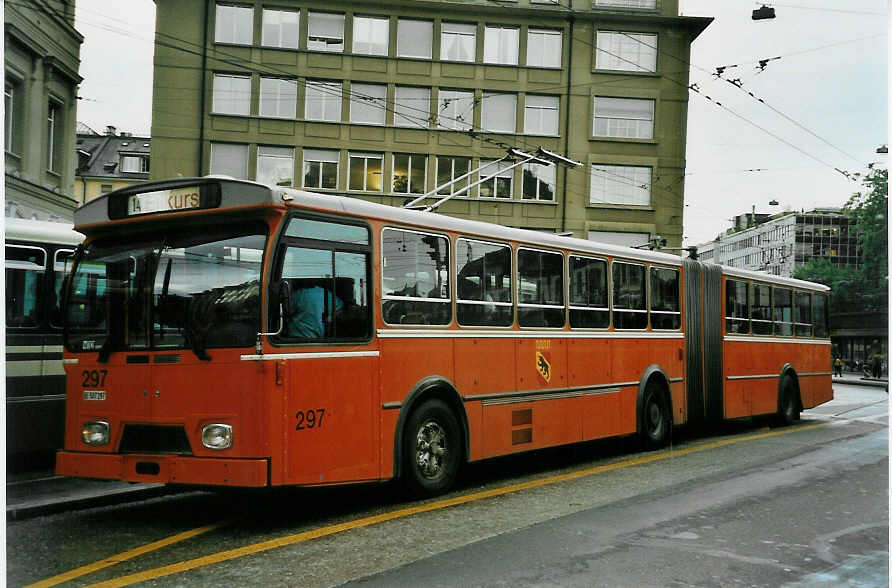 (049'533) - SVB Bern - Nr. 297/BE 507'297 - FBW/Hess (ex TPG Gen�ve Nr. 114) am 30. August 2001 beim Bahnhof Bern
