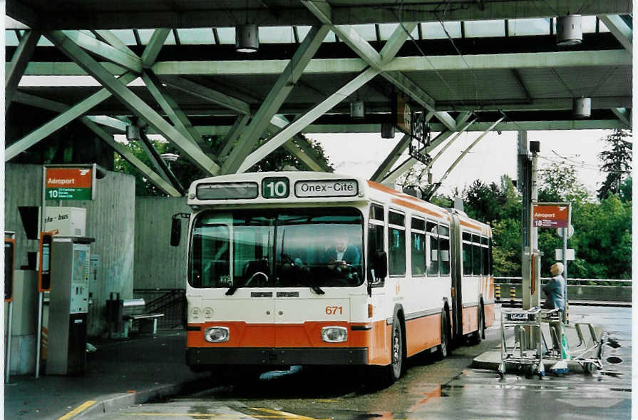 (049'721) - TPG Gen�ve - Nr. 671 - Saurer/Hess Gelenktrolleybus am 17. September 2001 in Gen�ve, A�roport
