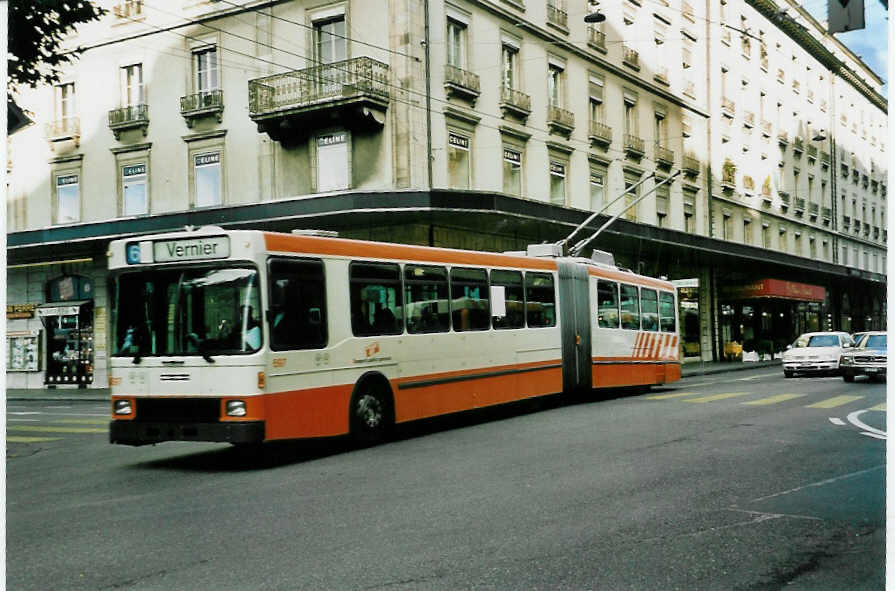 (049'725) - TPG Gen�ve - Nr. 697 - NAW/Hess Gelenktrolleybus am 17. September 2001 in Gen�ve, Place du Pont