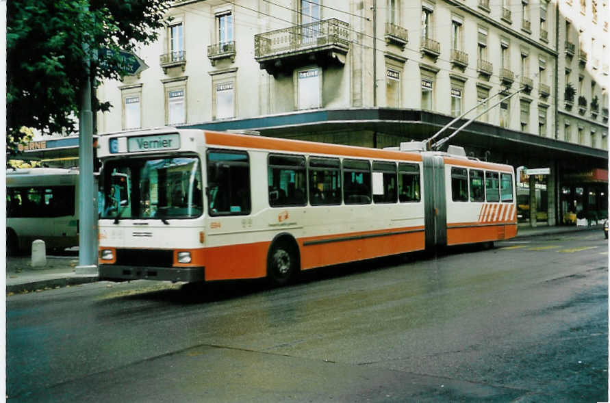 (049'727) - TPG Gen�ve - Nr. 694 - NAW/Hess Gelenktrolleybus am 17. September 2001 in Gen�ve, Place du Pont