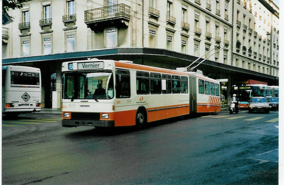 (049'730) - TPG Gen�ve - Nr. 683 - NAW/Hess Gelenktrolleybus am 17. September 2001 in Gen�ve, Place du Pont