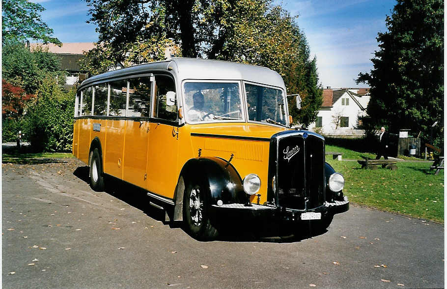 (050'011) - Suter, Herznach - AG 29'132 - Saurer/T�scher (ex Geissmann, H�gglingen; ex P 23'070) am 6. Oktober 2001 in Dietlikon, Kirche