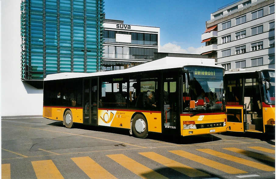 (050'211) - PTT-Regie - P 25'649 - Setra am 16. Oktober 2001 beim Bahnhof Del�mont