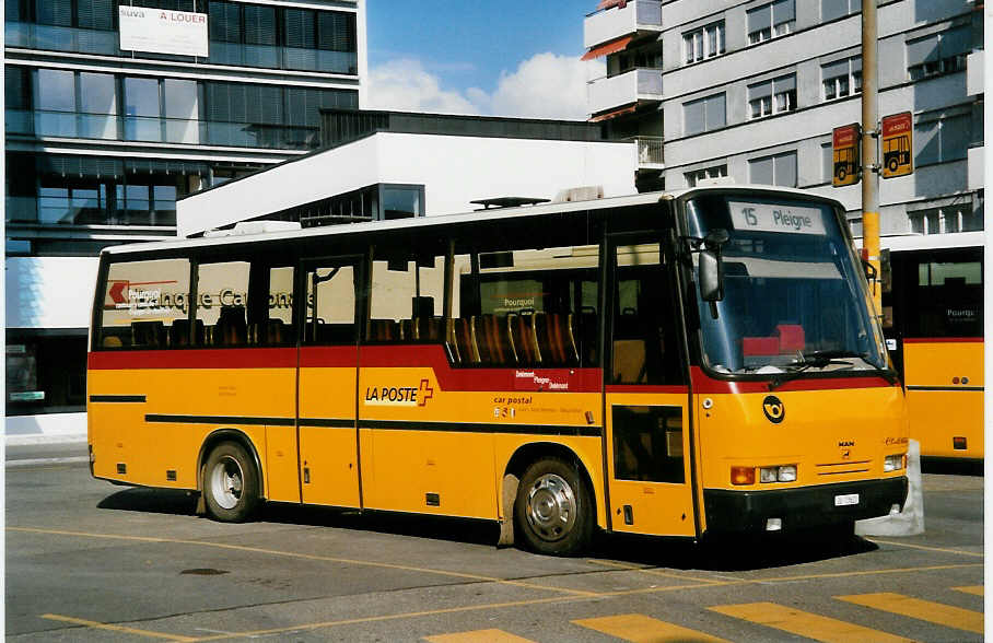 (050'216) - Odiet, Pleigne - JU 13'621 - MAN/Auw�rter am 16. Oktober 2001 beim Bahnhof Del�mont