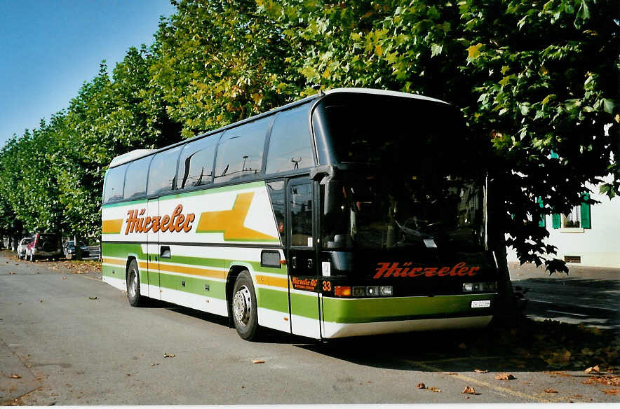 (050'217) - H�rzeler, Dietikon - Nr. 33/ZH 22'166 - Neoplan am 16. Oktober 2001 beim Bahnhof Del�mont