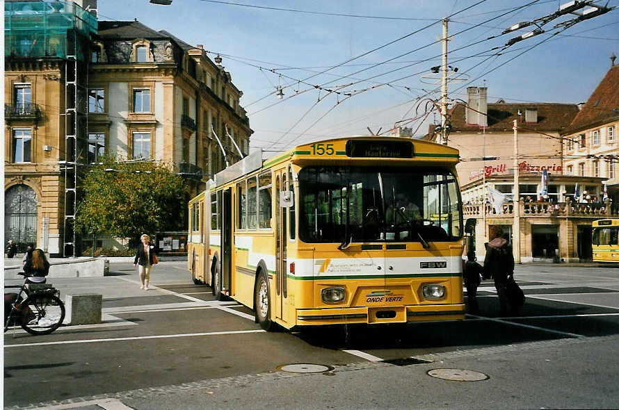 (050'235) - TN Neuch�tel - Nr. 155 - FBW/Hess Gelenktrolleybus (ex Nr. 55) am 17. Oktober 2001 in Neuch�tel, Place Pury