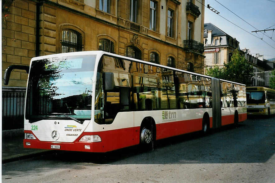 (050'236) - VR La Chaux-de-Fonds - Nr. 224/NE 18'224 - Mercedes am 17. Oktober 2001 in Neuch�tel, Place Pury