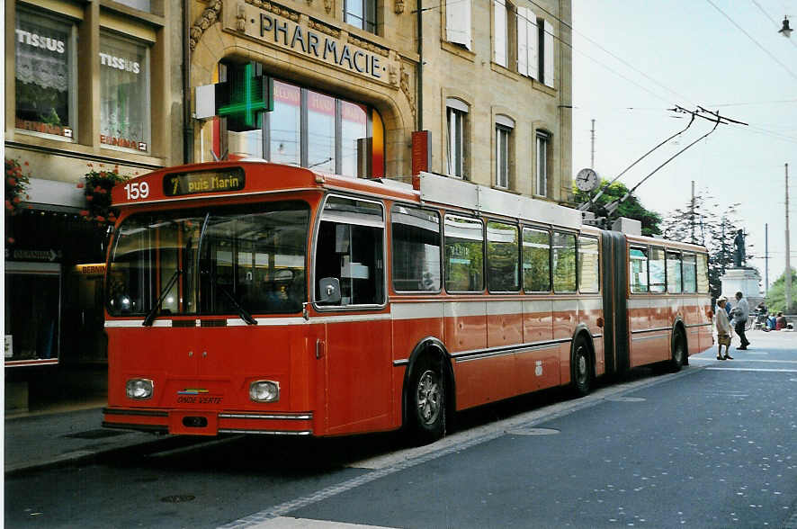 (050'301) - TN Neuch�tel - Nr. 159 - FBW/Hess Gelenktrolleybus (ex Nr. 59) am 17. Oktober 2001 in Neuch�tel, Place Pury