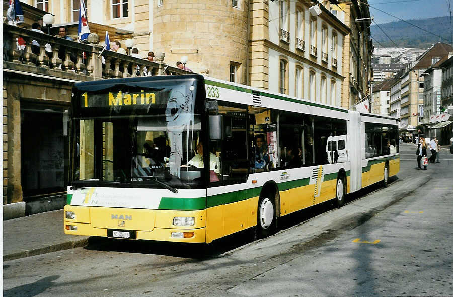 (050'302) - TN Neuch�tel - Nr. 233/NE 25'733 - MAN am 17. Oktober 2001 in Neuch�tel, Place Pury