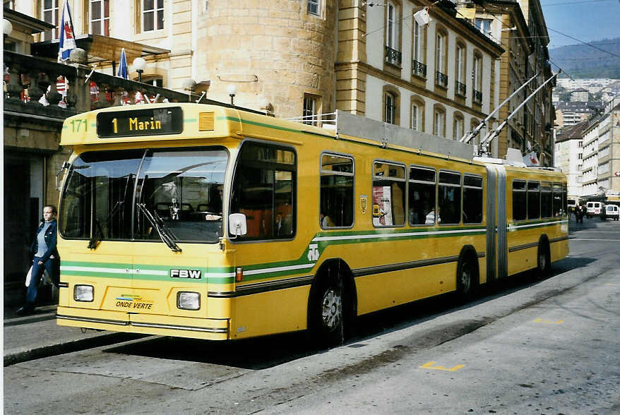 (050'306) - TN Neuch�tel - Nr. 171 - FBW/Hess Gelenktrolleybus am 17. Oktober 2001 in Neuch�tel, Place Pury