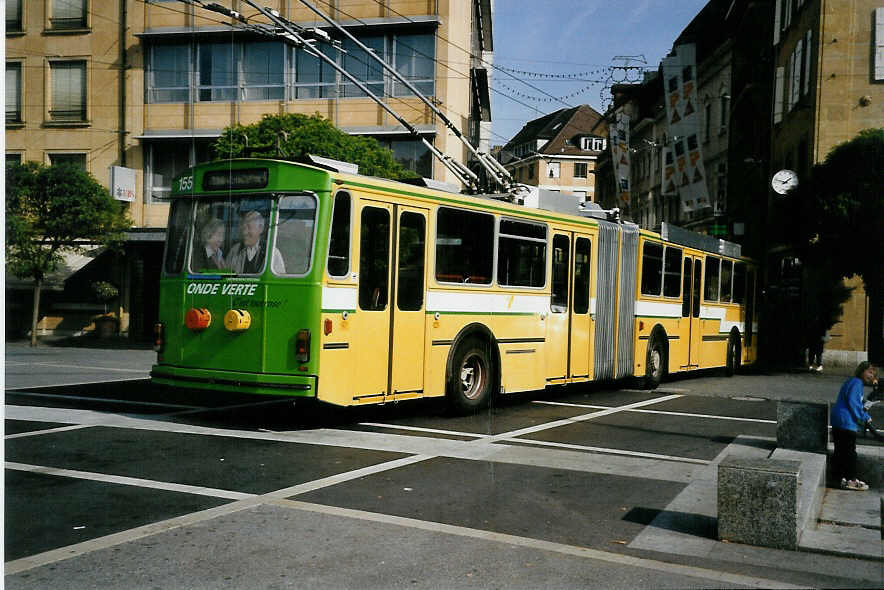 (050'307) - TN Neuch�tel - Nr. 155 - FBW/Hess Gelenktrolleybus (ex Nr. 55) am 17. Oktober 2001 in Neuch�tel, Place Pury