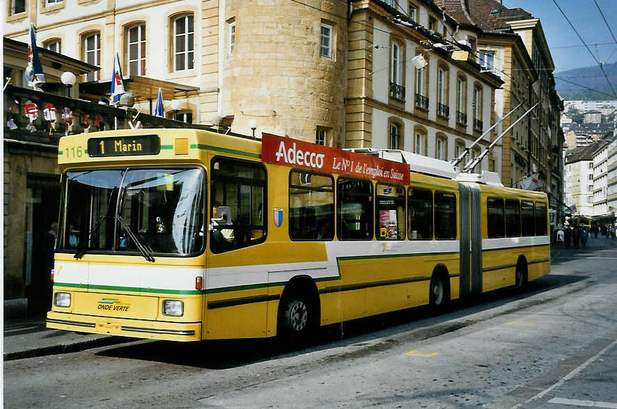 (050'310) - TN Neuch�tel - Nr. 116 - NAW/Hess Gelenktrolleybus am 17. Oktober 2001 in Neuch�tel, Place Pury