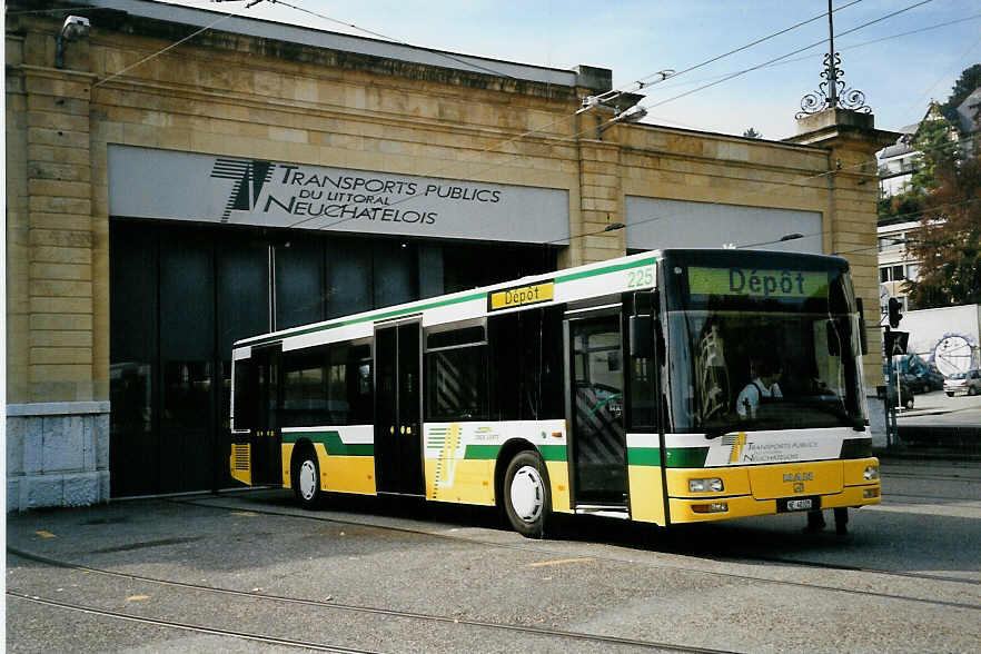 (050'311) - TN Neuch�tel - Nr. 225/NE 40'325 - MAN am 17. Oktober 2001 in Neuch�tel, D�p�t