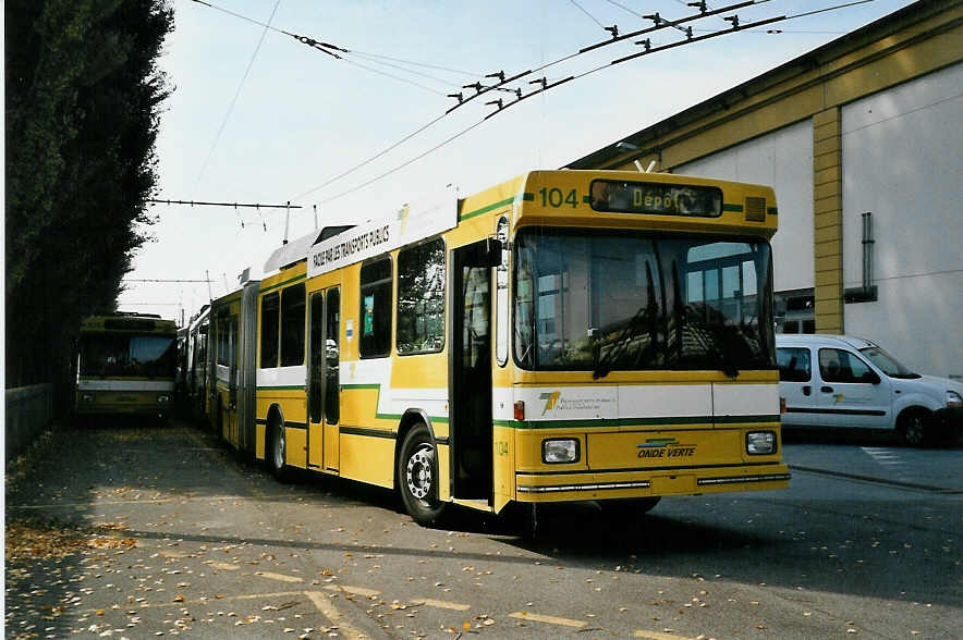 (050'314) - TN Neuch�tel - Nr. 104 - NAW/Hess Gelenktrolleybus am 17. Oktober 2001 in Neuch�tel, D�p�t
