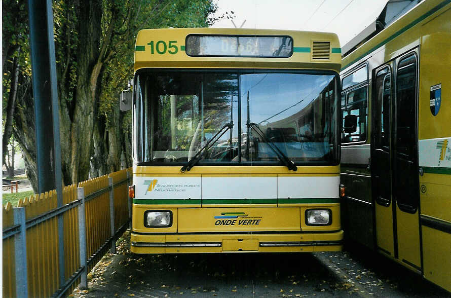 (050'315) - TN Neuch�tel - Nr. 105 - NAW/Hess Gelenktrolleybus am 17. Oktober 2001 in Neuch�tel, D�p�t