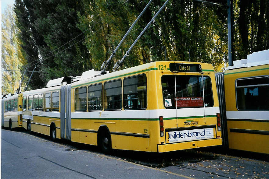 (050'322) - TN Neuch�tel - Nr. 121 - NAW/Hess Gelenktrolleybus am 17. Oktober 2001 in Neuch�tel, D�p�t
