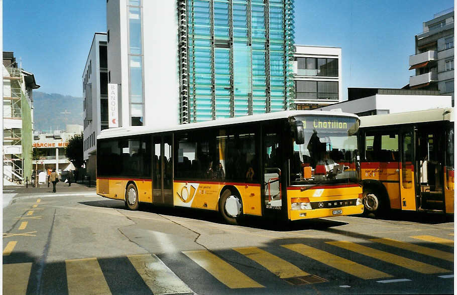 (050'426) - PTT-Regie - P 25'649 - Setra am 19. Oktober 2001 beim Bahnhof Del�mont