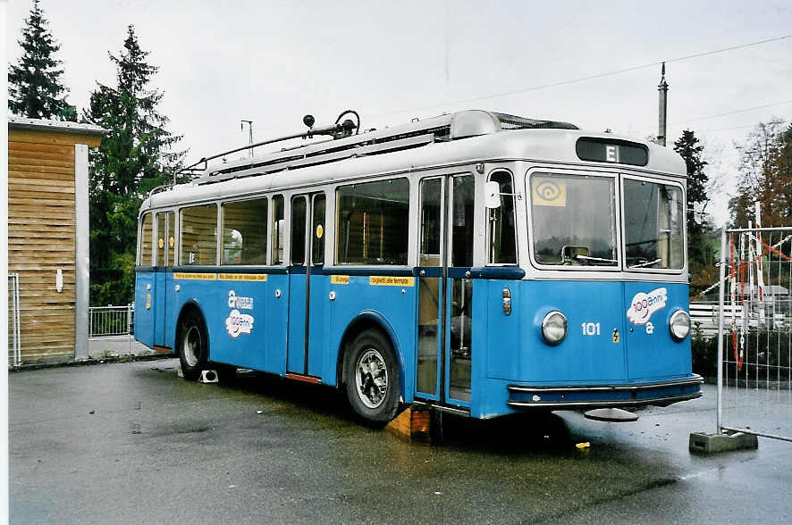 (050'735) - ACT Lugano (TVS) - Nr. 101 - FBW/R&J Trolleybus am 1. Dezember 2001 in Mittelh�usern, Schwarzwasserbr�cke