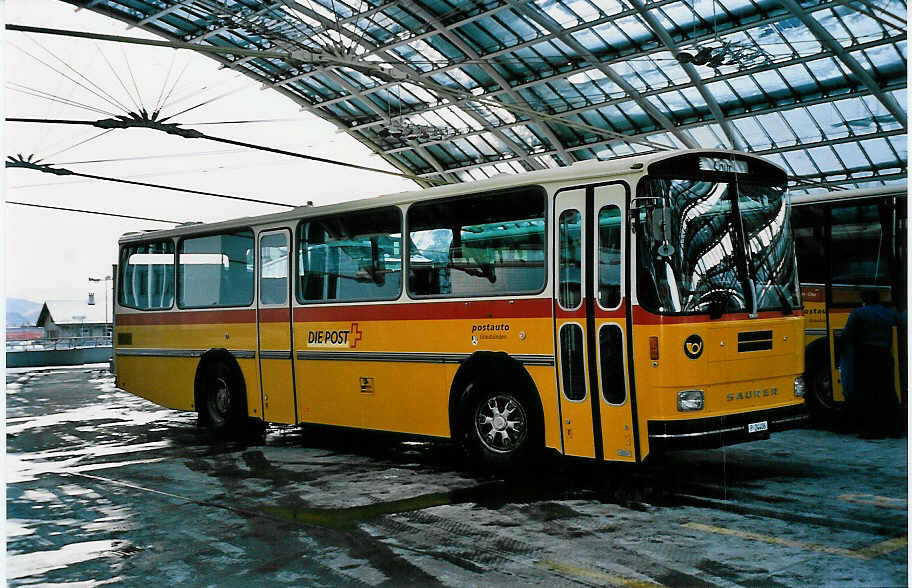 (051'005) - PTT-Regie - P 24'406 - Saurer/Hess am 27. Dezember 2001 in Chur, Postautostation