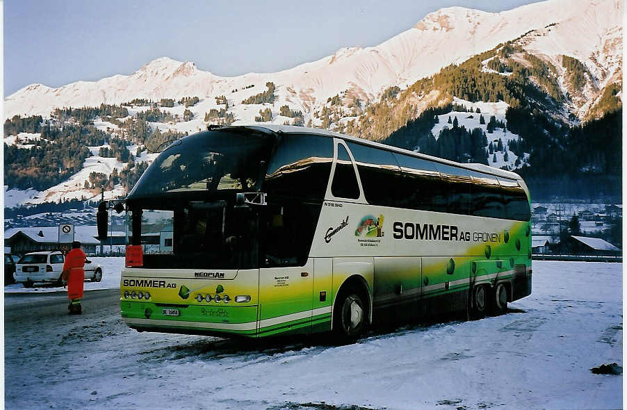 (051'403) - Sommer, Gr�nen - BE 26'858 - Neoplan am 6. Januar 2002 in Frutigen, Flugplatz