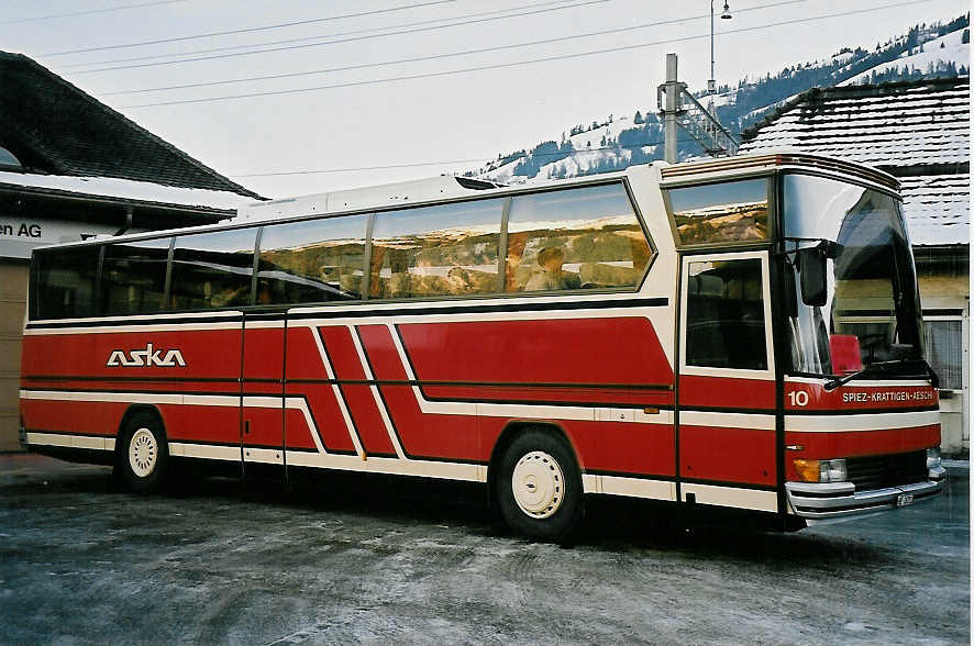 (051'414) - ASKA Aeschi - Nr. 10/BE 26'721 - Dr�gm�ller am 6. Januar 2002 beim Bahnhof Frutigen