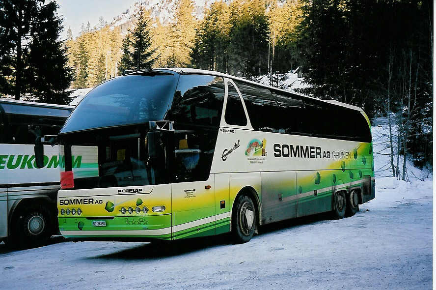 (051'435) - Sommer, Gr�nen - BE 26'858 - Neoplan am 6. Januar 2002 in Adelboden, Unter dem Birg