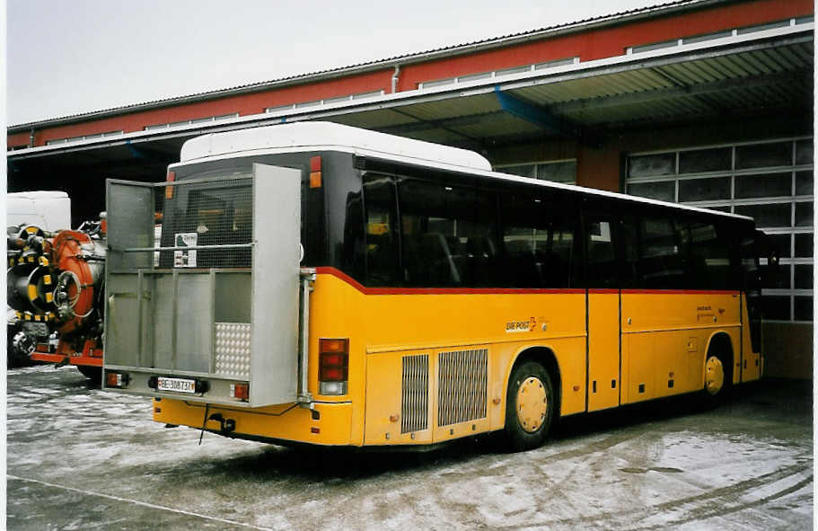 (051'527) - K�bli, Gstaad - BE 308'737 - Volvo am 7. Januar 2002 in Langenthal, Calag