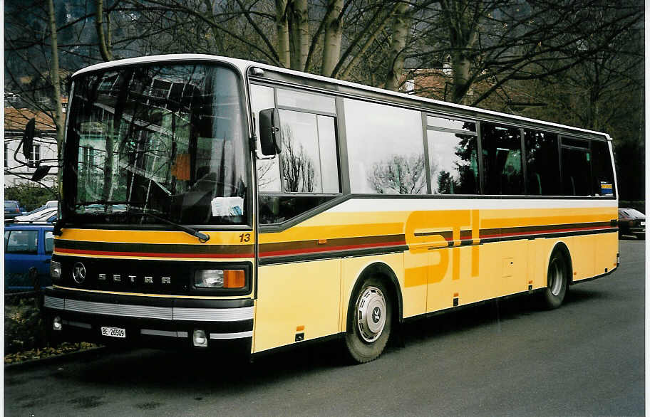 (051'617) - STI Thun - Nr. 13/BE 26'509 - Setra (ex AvH Heimenschwand Nr. 3; ex AGS Sigriswil Nr. 1) am 19. Januar 2002 bei der Schiffl�ndte Thun