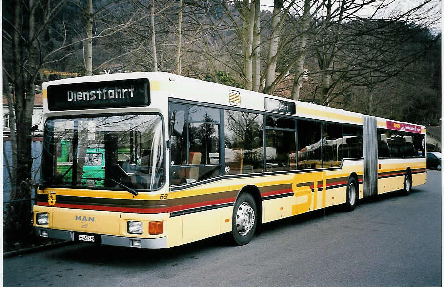 (052'129) - STI Thun - Nr. 69/BE 456'869 - MAN am 20. Februar 2002 bei der Schiffl�ndte Thun
