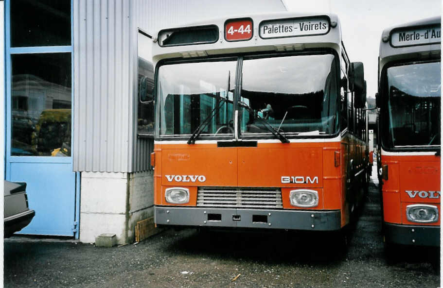 (052'133) - TPG Gen�ve - Nr. 166 - Volvo/R&J am 23. Februar 2002 in Biel, BTR