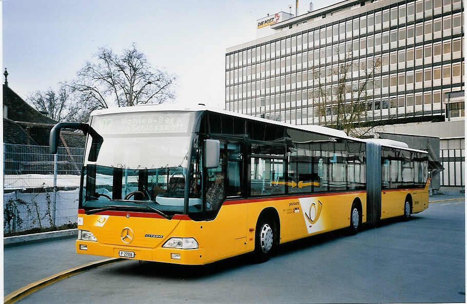 (052'221) - PTT-Regie - P 27'006 - Mercedes am 17. M�rz 2002 in Bern, Postautostation