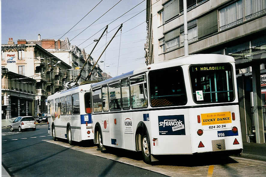 (052'229) - TL Lausanne - Nr. 956 - Rochat/Lauber Personenanh�nger am 17. M�rz 2002 beim Bahnhof Lausanne