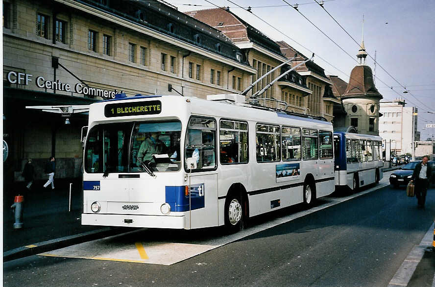 (052'231) - TL Lausanne - Nr. 757 - NAW/Lauber Trolleybus am 17. M�rz 2002 beim Bahnhof Lausanne